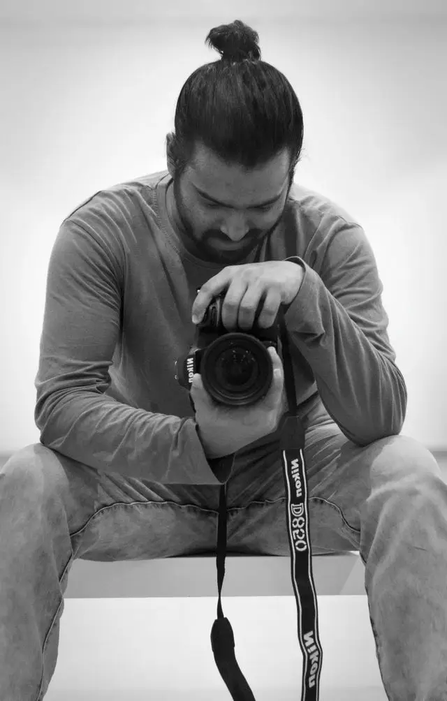 Fotografin studiert den Bildaufbau einer Szene vor dem Auslösen