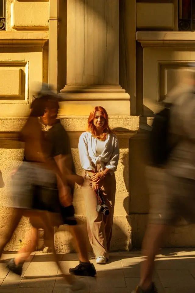 Belebte Straße mit Licht- und Schattenflächen als Street-Photography-Motiv